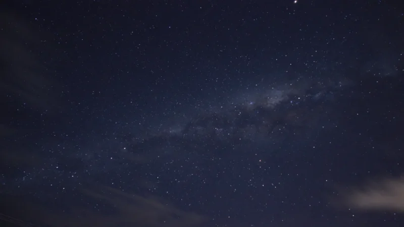 Céu estrelado durante a madrugada do horóscopo de 4 de setembro de 2026
