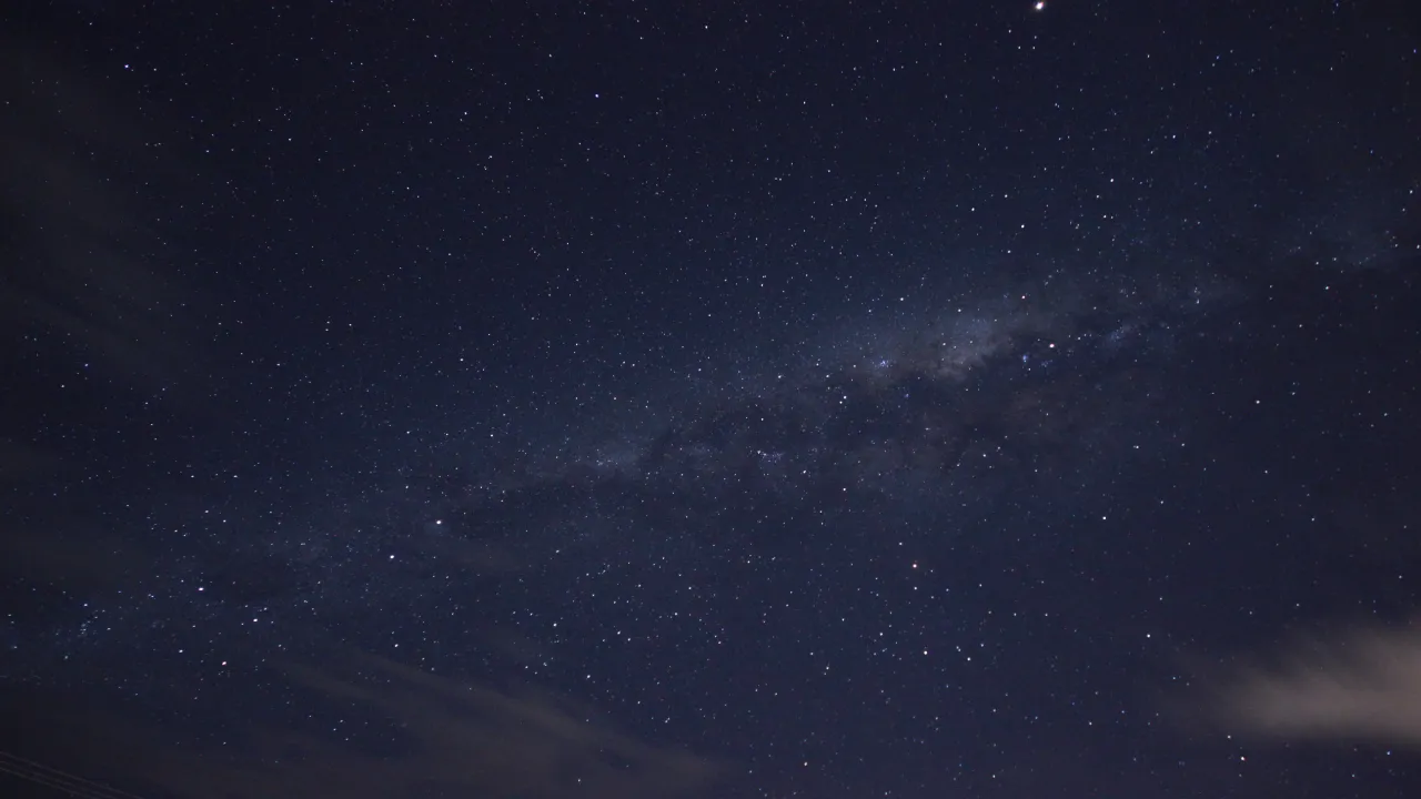Céu estrelado durante a madrugada do horóscopo de 4 de setembro de 2026
