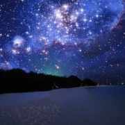 Céu estrelado sobre paisagem noturna no horóscopo de 6 de setembro de 2026