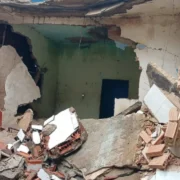 Destroços de imóvel que desabou na Rocinha, na Zona Sul do Rio