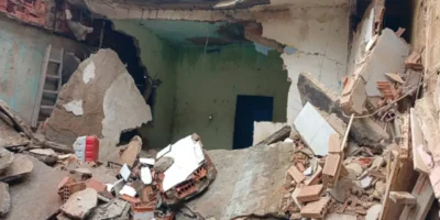 Destroços de imóvel que desabou na Rocinha, na Zona Sul do Rio
