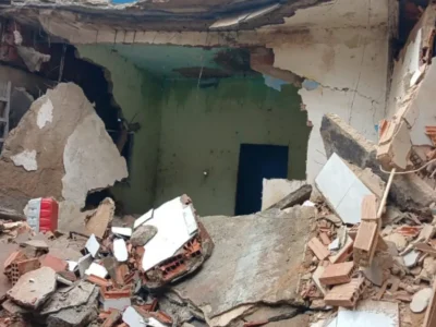 Destroços de imóvel que desabou na Rocinha, na Zona Sul do Rio