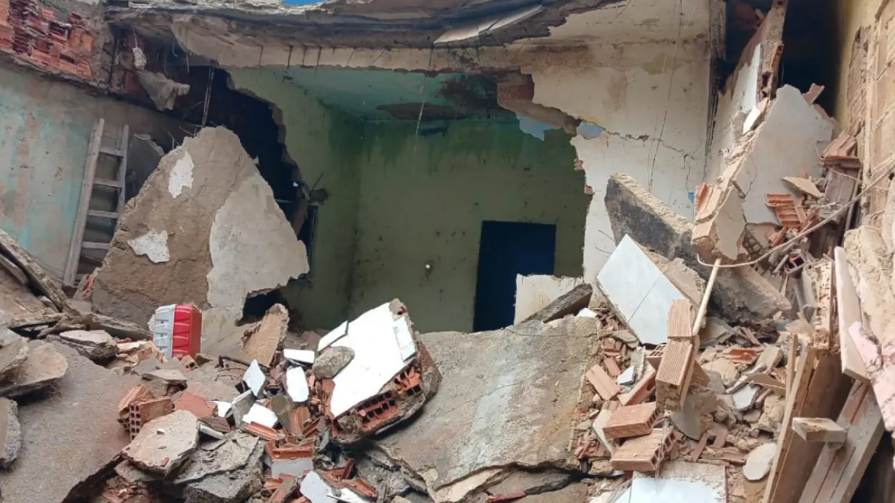 Destroços de imóvel que desabou na Rocinha, na Zona Sul do Rio