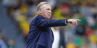 Carlo Ancelotti durante partida da Seleção Brasileira na temporada de 2026