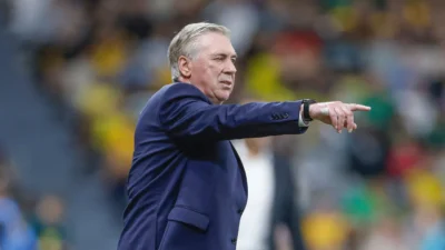 Carlo Ancelotti durante partida da Seleção Brasileira na temporada de 2026