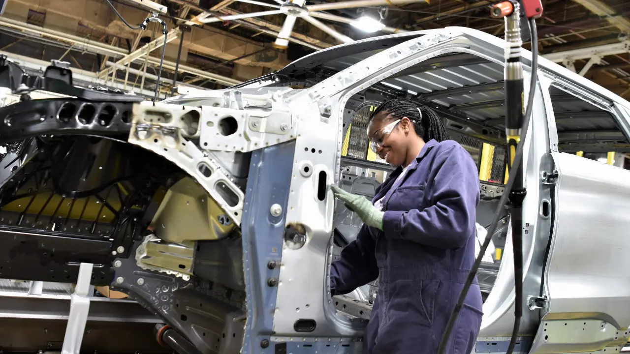 Trabalhadora atua na montagem da carroceria de um veículo em linha de produção automotiva. Trabalhadora atua na montagem da carroceria de um veículo em linha de produção automotiva.