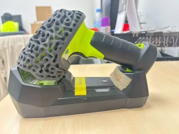 Ferramenta elétrica com proteção flexível impressa em 3D envolvendo a cabeça do equipamento. Ferramenta elétrica com proteção flexível impressa em 3D envolvendo a cabeça do equipamento.