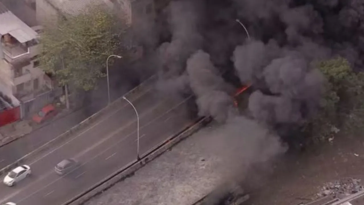 Incêndio sob viaduto de acesso ao Túnel Noel Rosa provoca intensa fumaça na Zona Norte do Rio