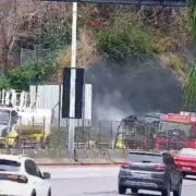 Ônibus incendiado na Linha Amarela durante atendimento no sentido Fundão