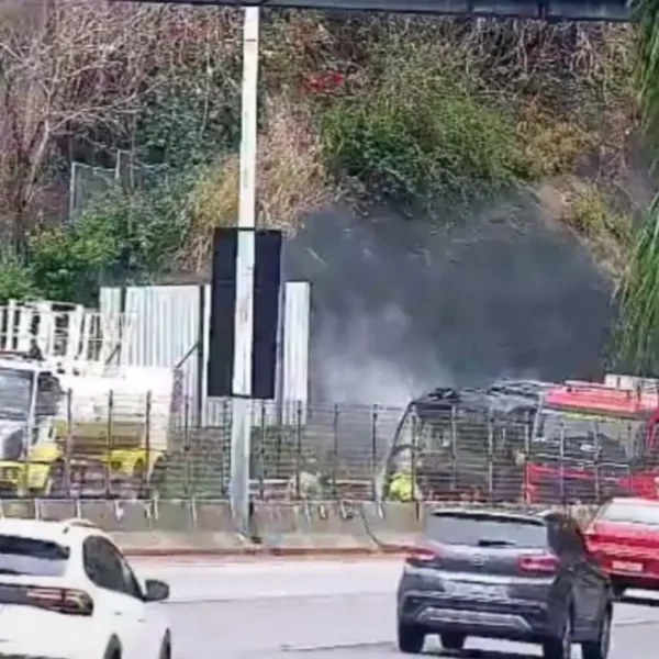 Ônibus incendiado na Linha Amarela durante atendimento no sentido Fundão
