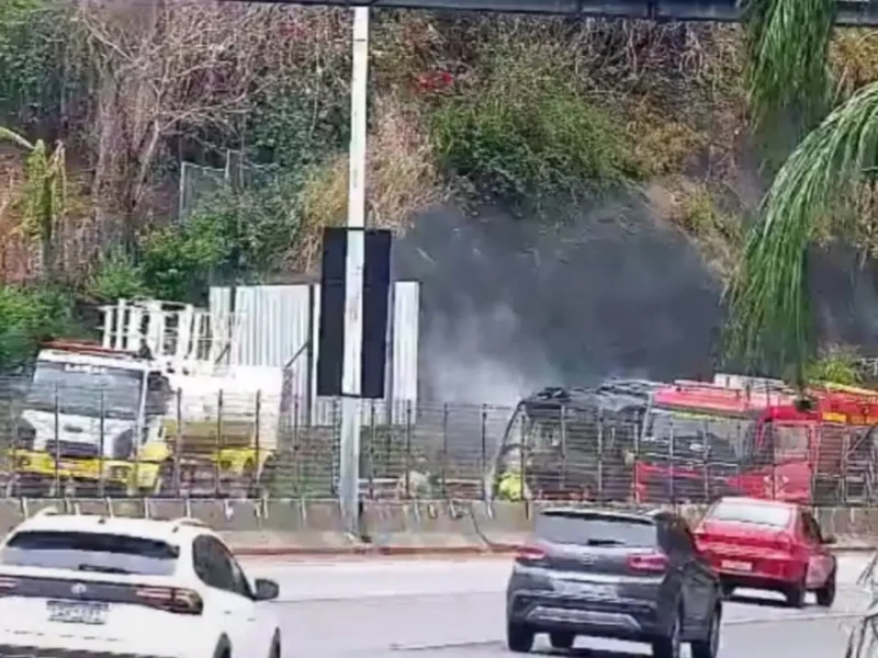 Ônibus incendiado na Linha Amarela durante atendimento no sentido Fundão