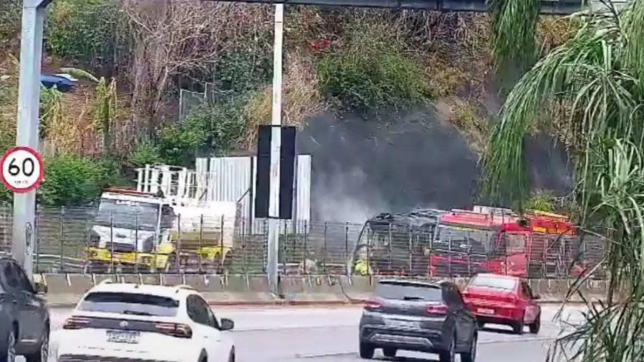 Ônibus incendiado na Linha Amarela durante atendimento no sentido Fundão