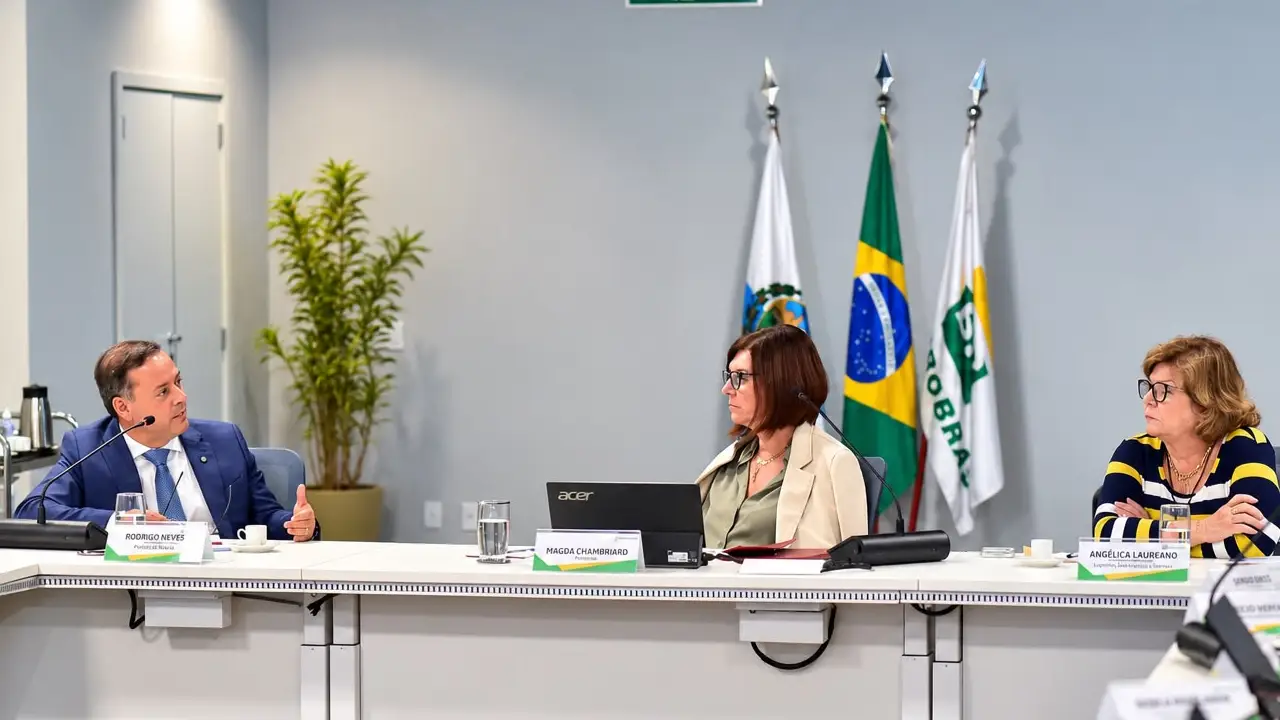Rodrigo Neves e Magda Chambriard durante reunião sobre indústria naval de Niterói