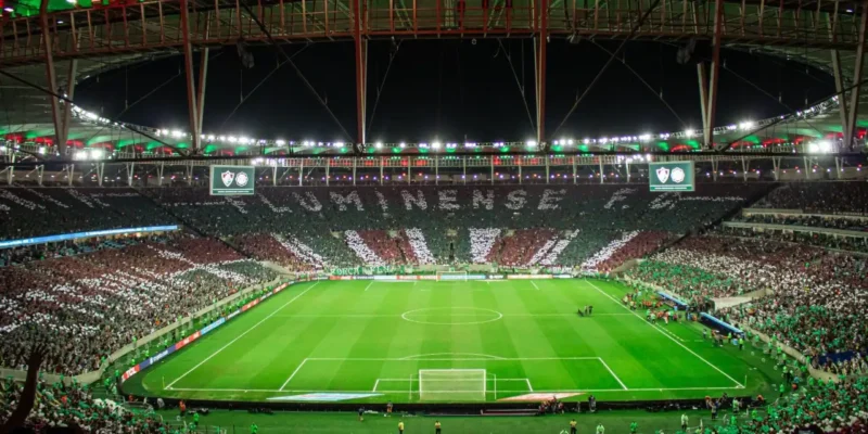 Torcida do Fluminense no Maracanã durante partida da Libertadores