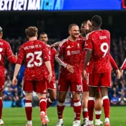 Isak comemora gol pelo Liverpool na vitória sobre o Ipswich Town pela Premier League