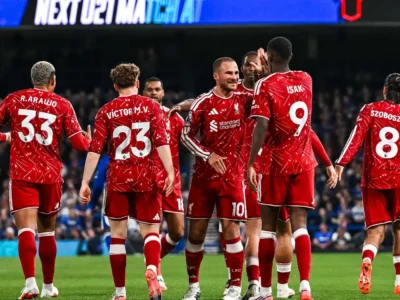Isak comemora gol pelo Liverpool na vitória sobre o Ipswich Town pela Premier League