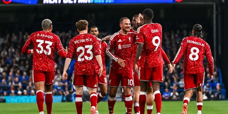 Isak comemora gol pelo Liverpool na vitória sobre o Ipswich Town pela Premier League