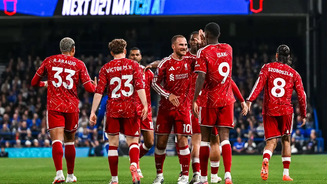 Isak comemora gol pelo Liverpool na vitória sobre o Ipswich Town pela Premier League