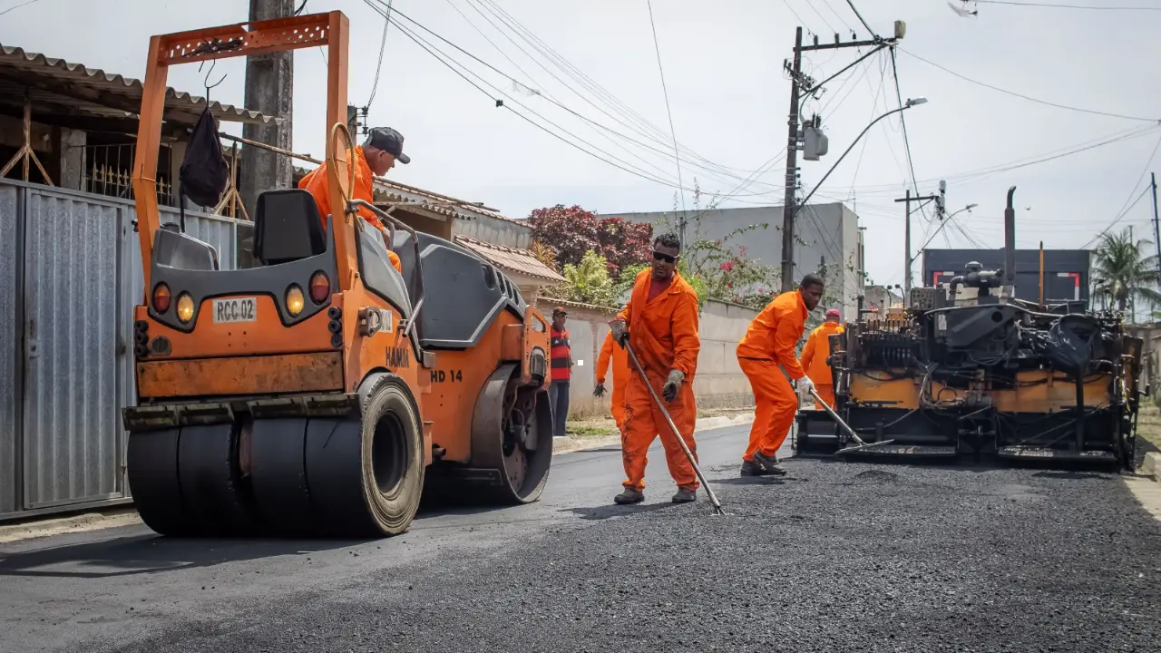 Obra de pavimentação em Itaboraí ilustra licitações de infraestrutura no município
