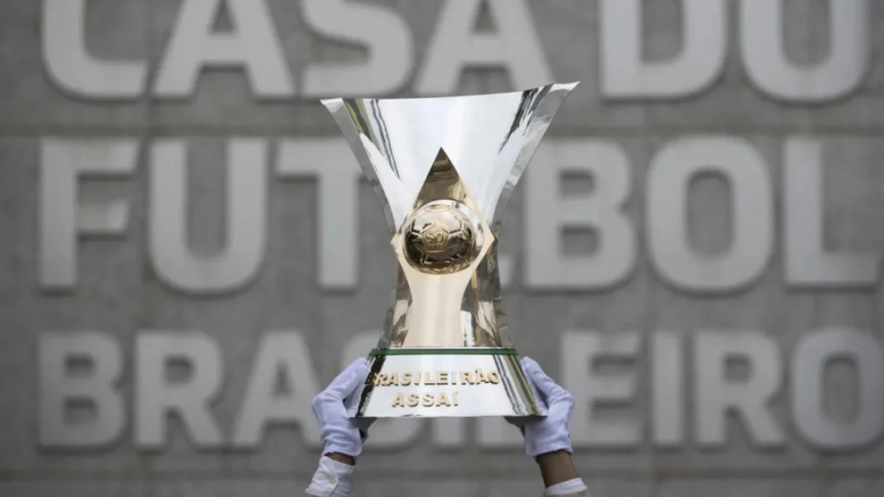 Taça do Campeonato Brasileiro durante apresentação da CBF