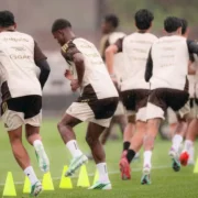 Jogadores jovens do Flamengo participam de treinamento no Ninho do Urubu