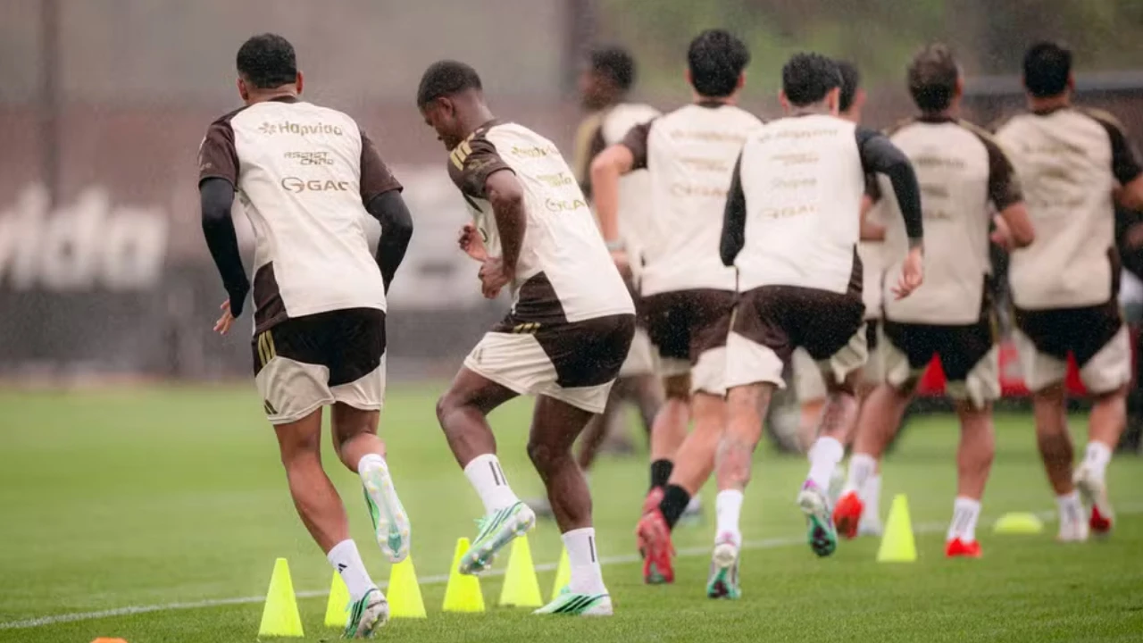Jogadores jovens do Flamengo participam de treinamento no Ninho do Urubu