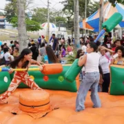 Crianças participam de brincadeira em brinquedo inflável durante a Caravana de Arte e Lazer de São Gonçalo