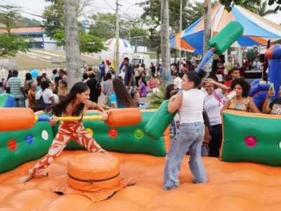 Crianças participam de brincadeira em brinquedo inflável durante a Caravana de Arte e Lazer de São Gonçalo