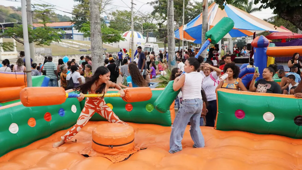 Crianças participam de brincadeira em brinquedo inflável durante a Caravana de Arte e Lazer de São Gonçalo Crianças participam de brincadeira em brinquedo inflável durante a Caravana de Arte e Lazer de São Gonçalo