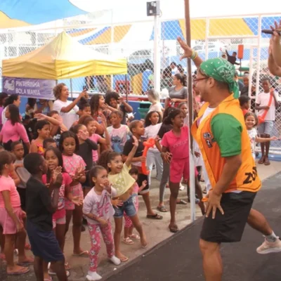 Crianças participam de atividades da Caravana de Arte e Lazer durante edição anterior em São Gonçalo