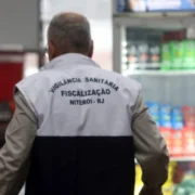 Agente da Vigilância Sanitária de Niterói durante fiscalização em estabelecimento comercial