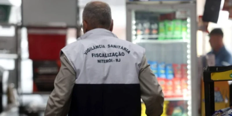 Agente da Vigilância Sanitária de Niterói durante fiscalização em estabelecimento comercial