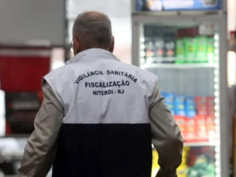 Agente da Vigilância Sanitária de Niterói durante fiscalização em estabelecimento comercial