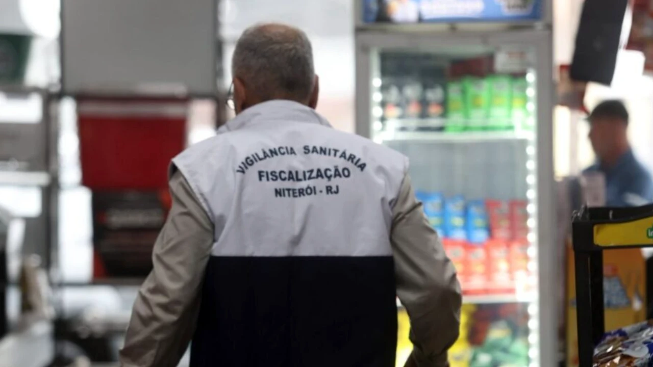 Agente da Vigilância Sanitária de Niterói durante fiscalização em estabelecimento comercial Agente da Vigilância Sanitária de Niterói durante fiscalização em estabelecimento comercial