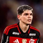 Ayrton Lucas em campo pelo Flamengo antes de lesão muscular na coxa direita