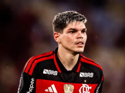 Ayrton Lucas em campo pelo Flamengo antes de lesão muscular na coxa direita