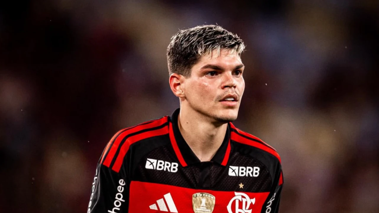 Ayrton Lucas em campo pelo Flamengo antes de lesão muscular na coxa direita Ayrton Lucas em campo pelo Flamengo antes de lesão muscular na coxa direita