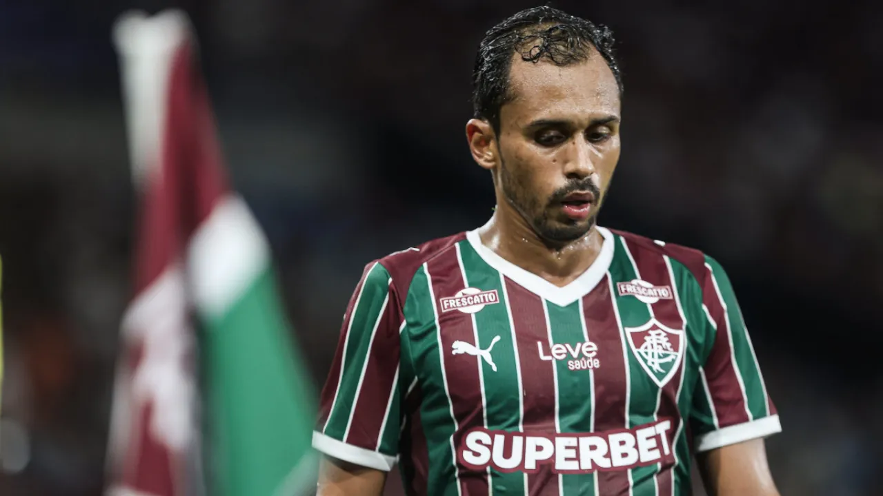 Lima durante partida pelo Fluminense antes de negociação com o Santos