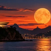 Lua Cheia nasce sobre a Baía de Guanabara, entre Niterói e Rio de Janeiro, após o pôr do Sol.