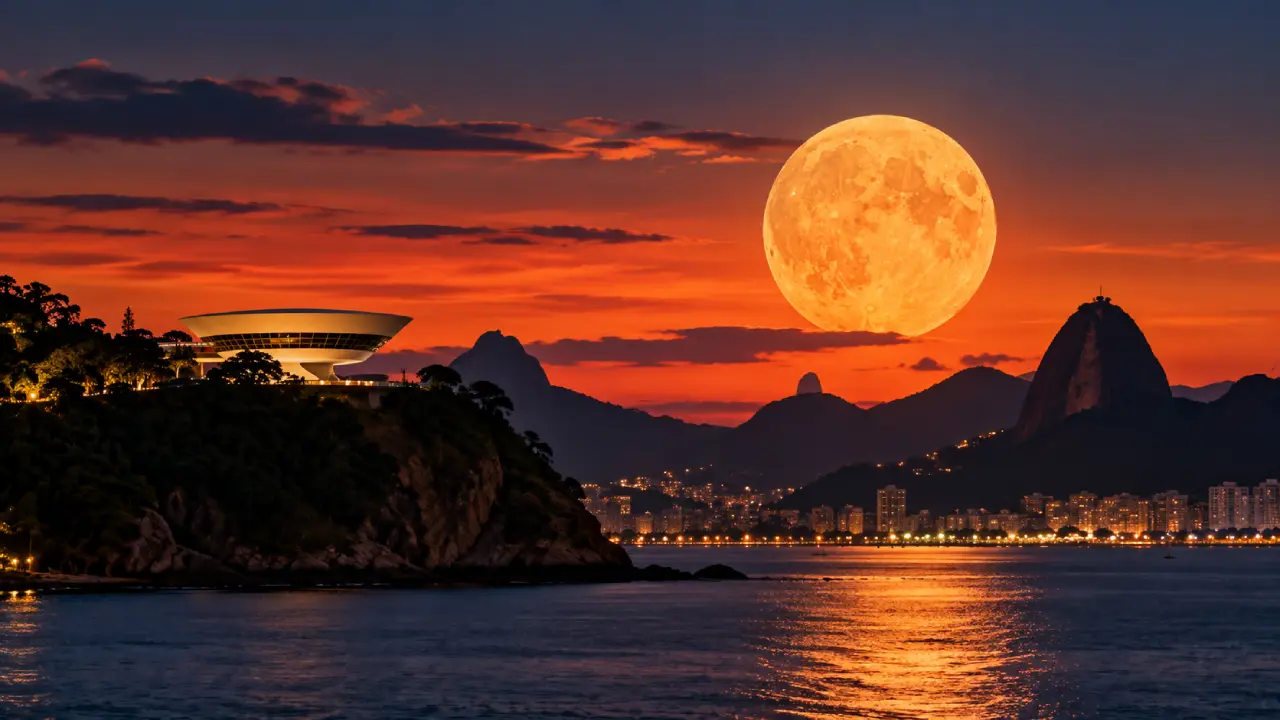 Lua Cheia nasce sobre a Baía de Guanabara, entre Niterói e Rio de Janeiro, após o pôr do Sol. Lua Cheia nasce sobre a Baía de Guanabara, entre Niterói e Rio de Janeiro, após o pôr do Sol.