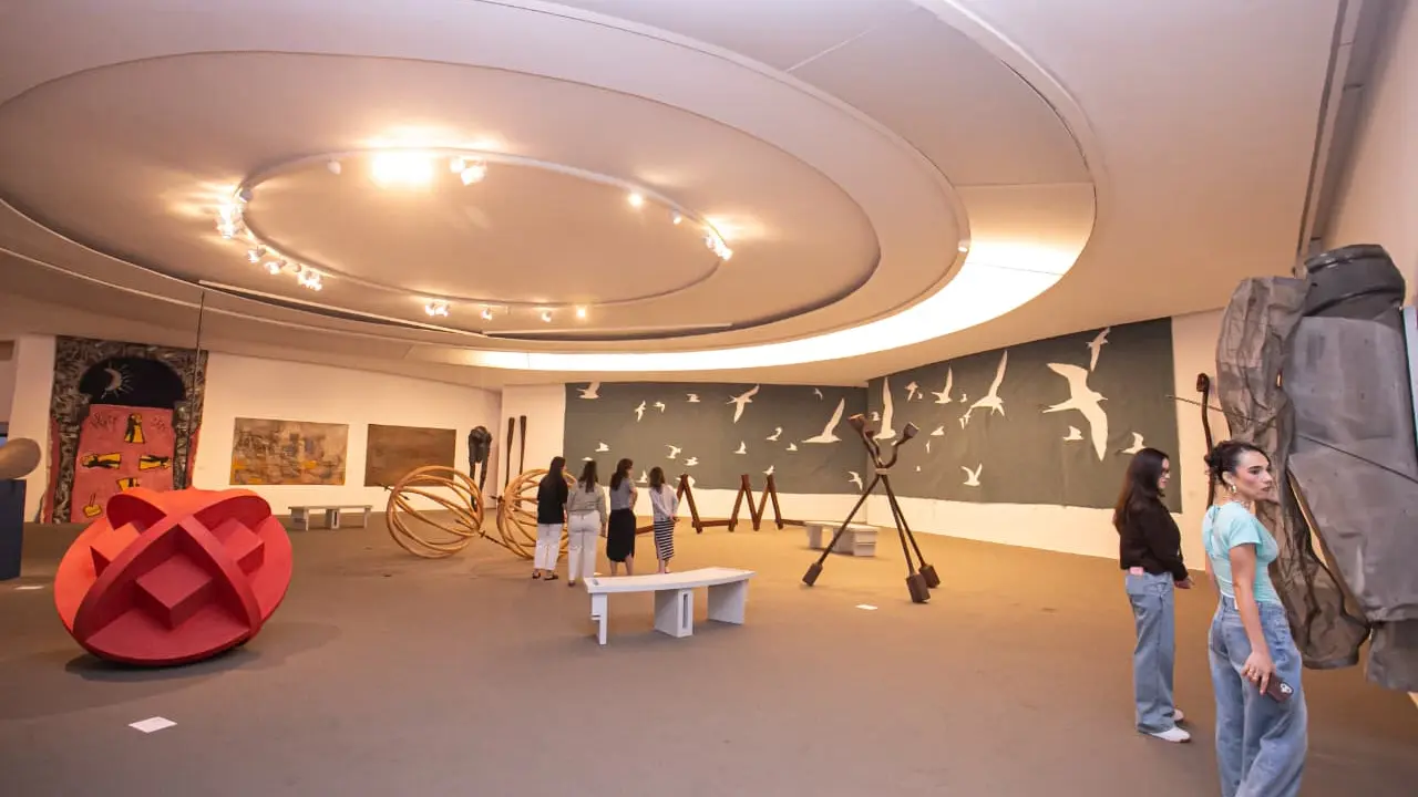 Salão do Museu de Arte Contemporânea de Niterói com obras da programação comemorativa de 30 anos
