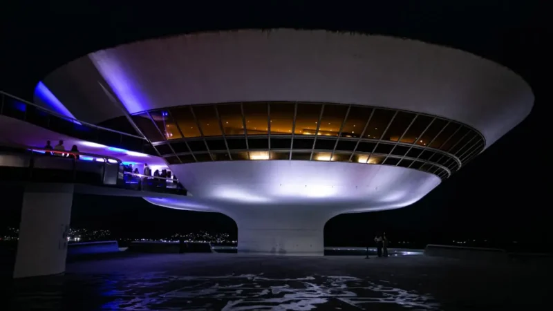 Obras expostas no Museu de Arte Contemporânea de Niterói durante a programação de 30 anos