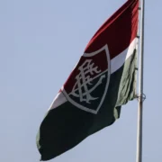 Uniforme do Fluminense com novo patrocínio da Maga Seguros na parte frontal do short