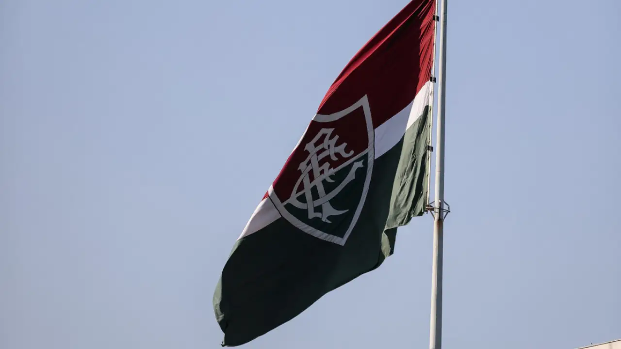 Uniforme do Fluminense com novo patrocínio da Maga Seguros na parte frontal do short