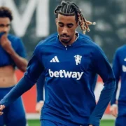 Jogadores do Manchester United durante treinamento antes do duelo com o Brighton pela Copa da Liga Inglesa