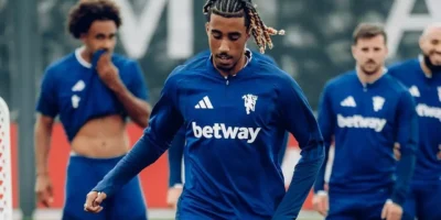 Jogadores do Manchester United durante treinamento antes do duelo com o Brighton pela Copa da Liga Inglesa