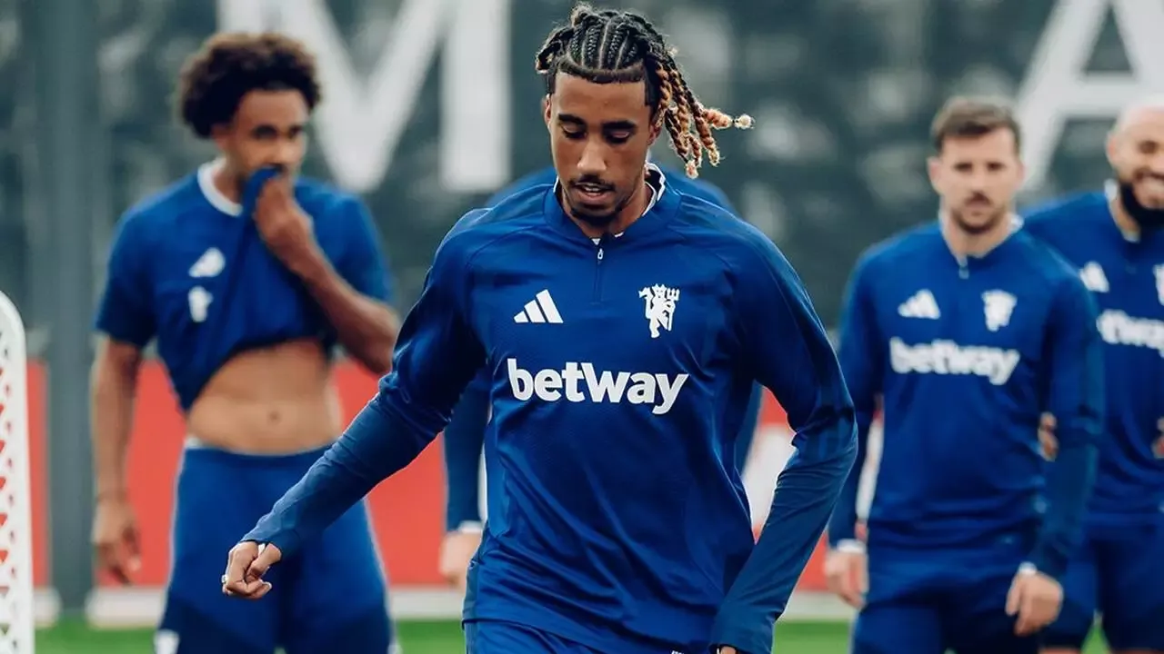 Jogadores do Manchester United durante treinamento antes do duelo com o Brighton pela Copa da Liga Inglesa Jogadores do Manchester United durante treinamento antes do duelo com o Brighton pela Copa da Liga Inglesa