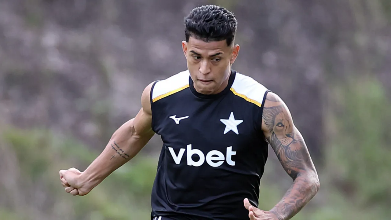 Matheus Martins durante partida pelo Botafogo na temporada de 2026 Matheus Martins durante partida pelo Botafogo na temporada de 2026