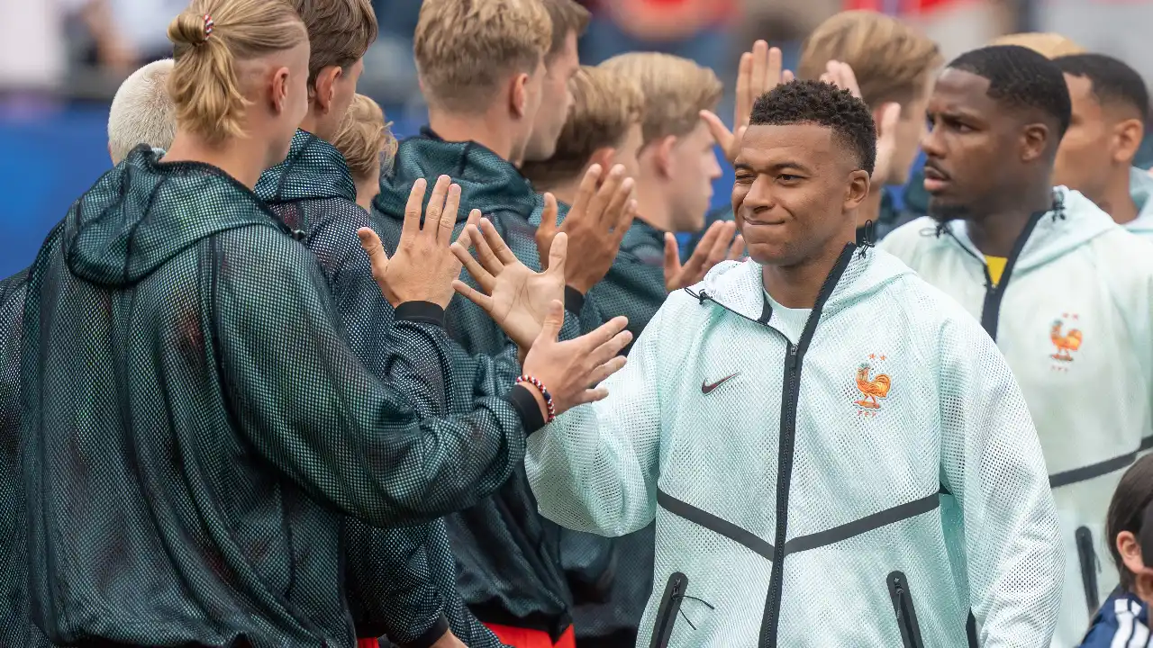 Kylian Mbappé em campo pela seleção francesa durante a temporada de 2026 Kylian Mbappé em campo pela seleção francesa durante a temporada de 2026
