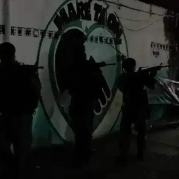 Policiais durante operação no Complexo da Maré, no Rio de Janeiro